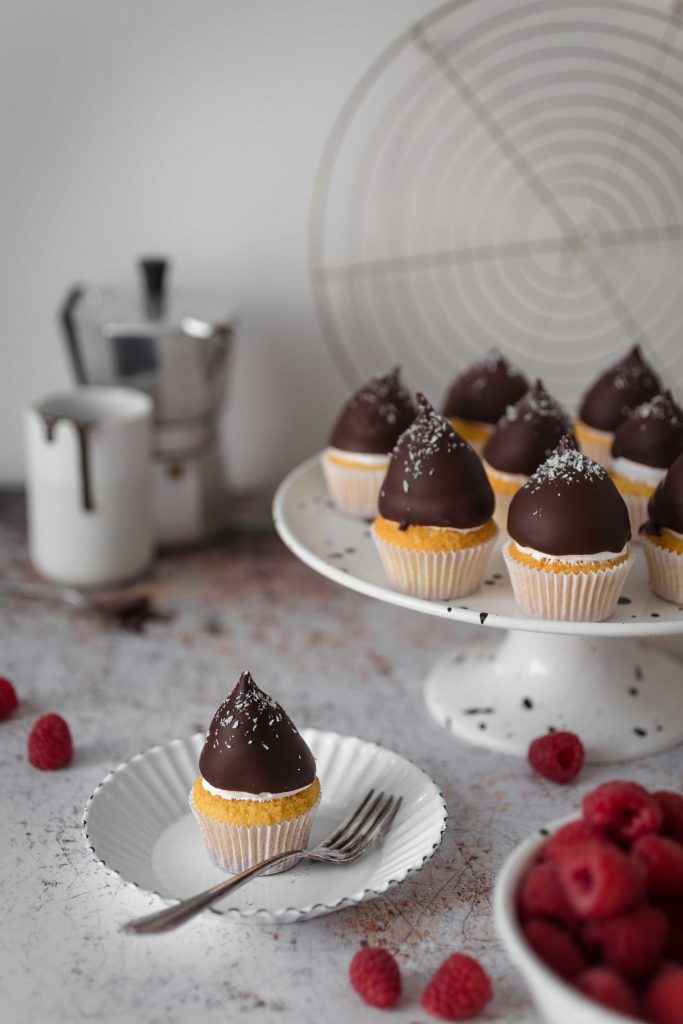 Mini Schokokuss-Cupcakes mit Himbeeren | Rezept