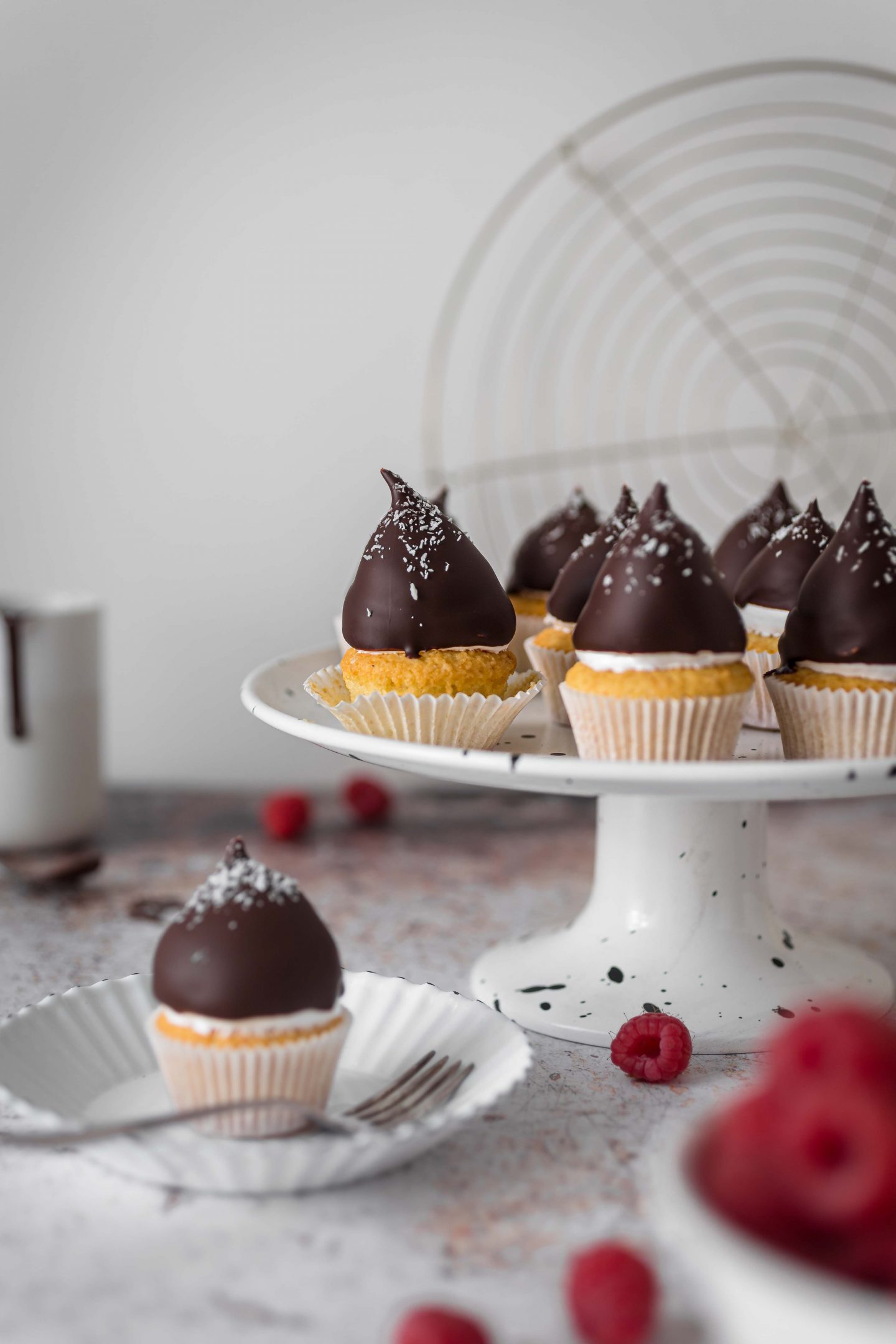Mini Schokokuss-Cupcakes mit Himbeeren – La Crema Mini Schokokuss-Cupcakes mit Himbeeren – La Crema
