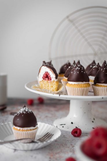 Mini Schokokuss-Cupcakes mit Himbeeren | Rezept