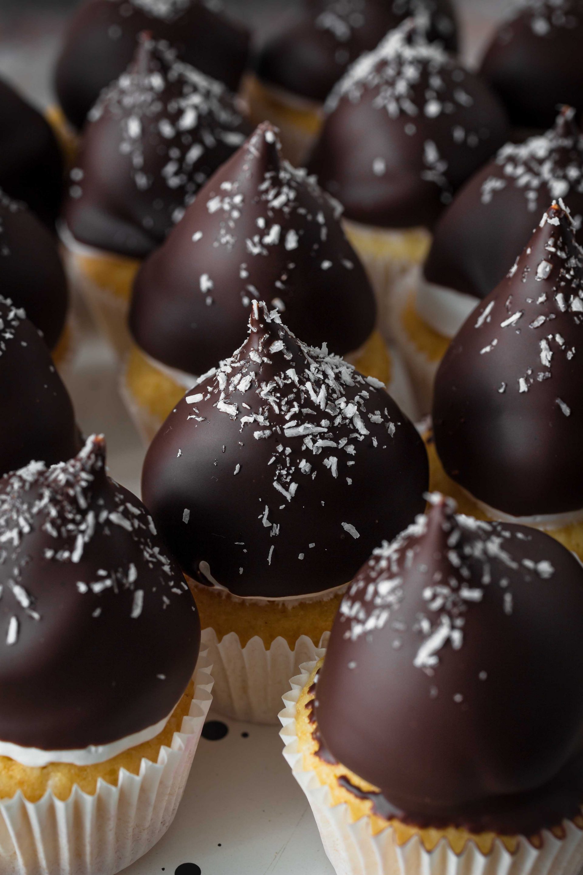 Mini Schokokuss-Cupcakes mit Himbeeren – La Crema Mini Schokokuss-Cupcakes mit Himbeeren – La Crema