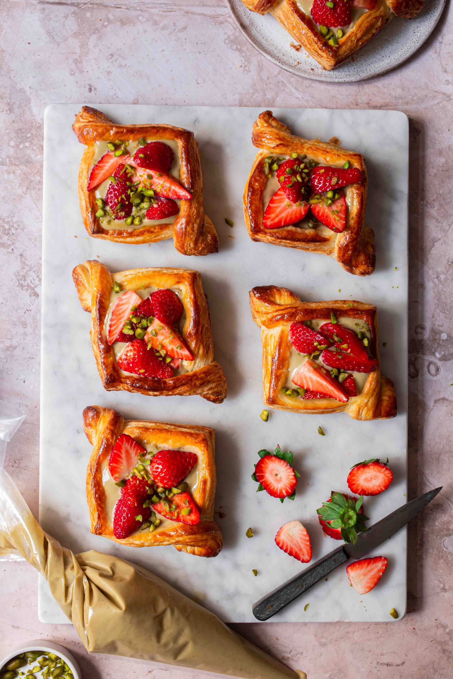 Spandauer mit Erdbeeren & Pistaziencreme – La Crema Spandauer mit Erdbeeren & Pistaziencreme – La Crema