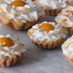 Blumige Passionsfrucht-Tartelettes | Rezept