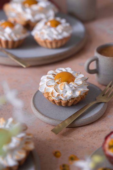 Blumige Passionsfrucht-Tartelettes | Rezept