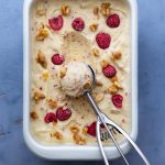 Vanilleies selbermachen mit Himbeeren & karamellisierten Erdnüssen | Rezept