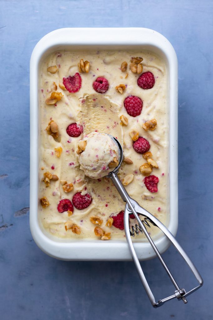 Vanilleies selbermachen mit Himbeeren & karamellisierten Erdnüssen | Rezept