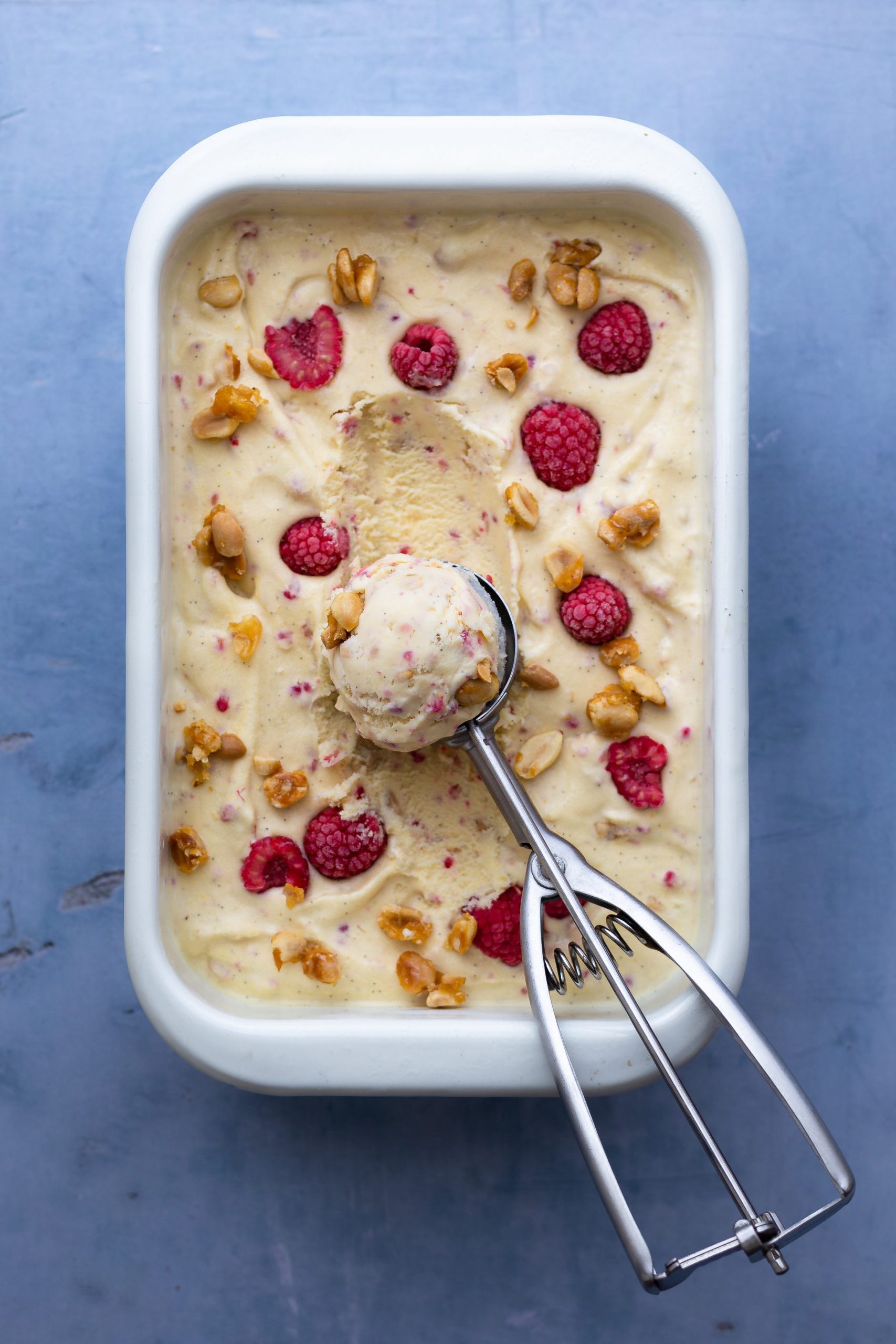 Vanilleies selbermachen mit Himbeeren & karamellisierten Erdnüssen | Rezept