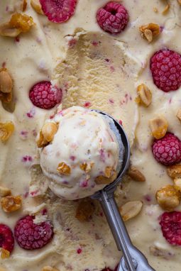 Vanilleies selbermachen mit Himbeeren & karamellisierten Erdnüssen | Rezept