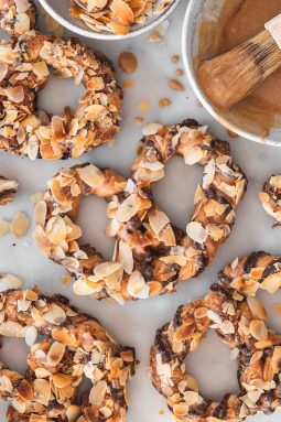 Nougatbrezeln mit Espressoglasur | Rezept