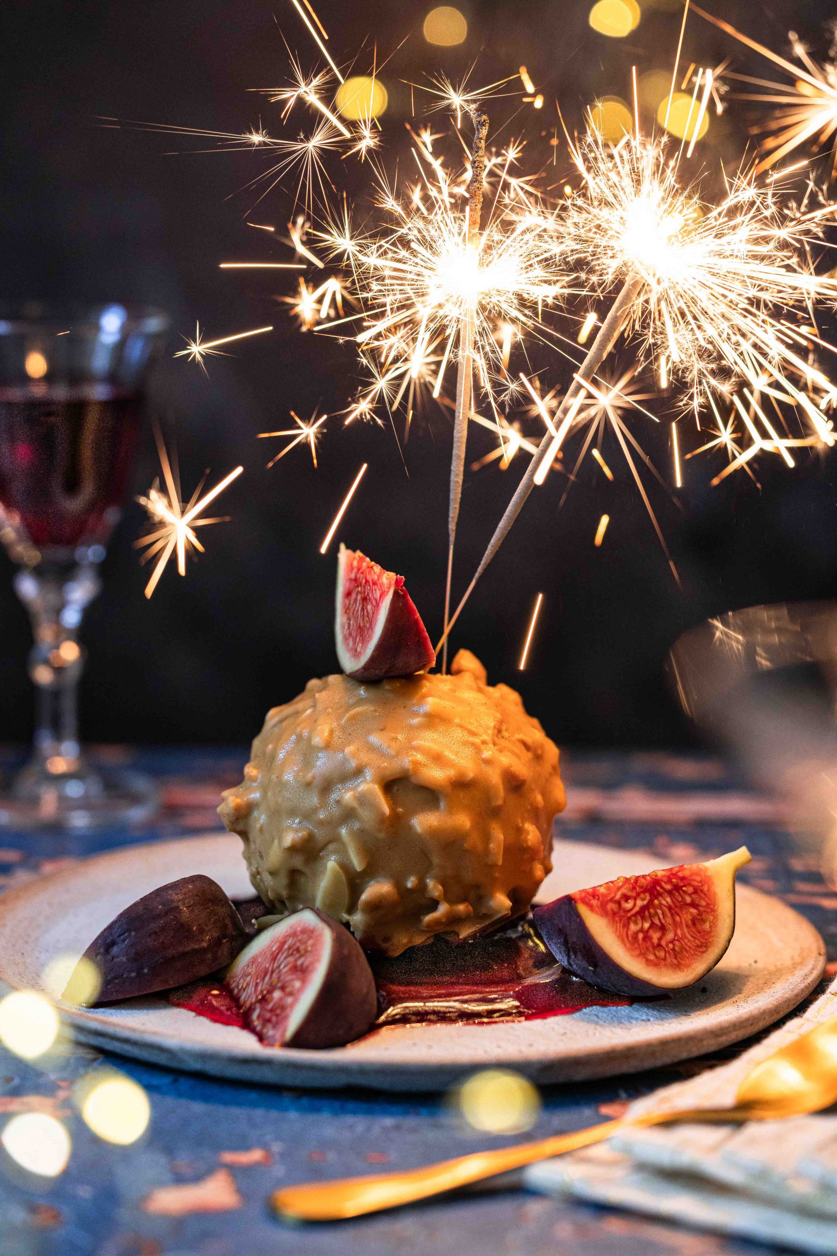 Mohnmousse mit Pflaumenfüllung im Knuspermantel | Rezept