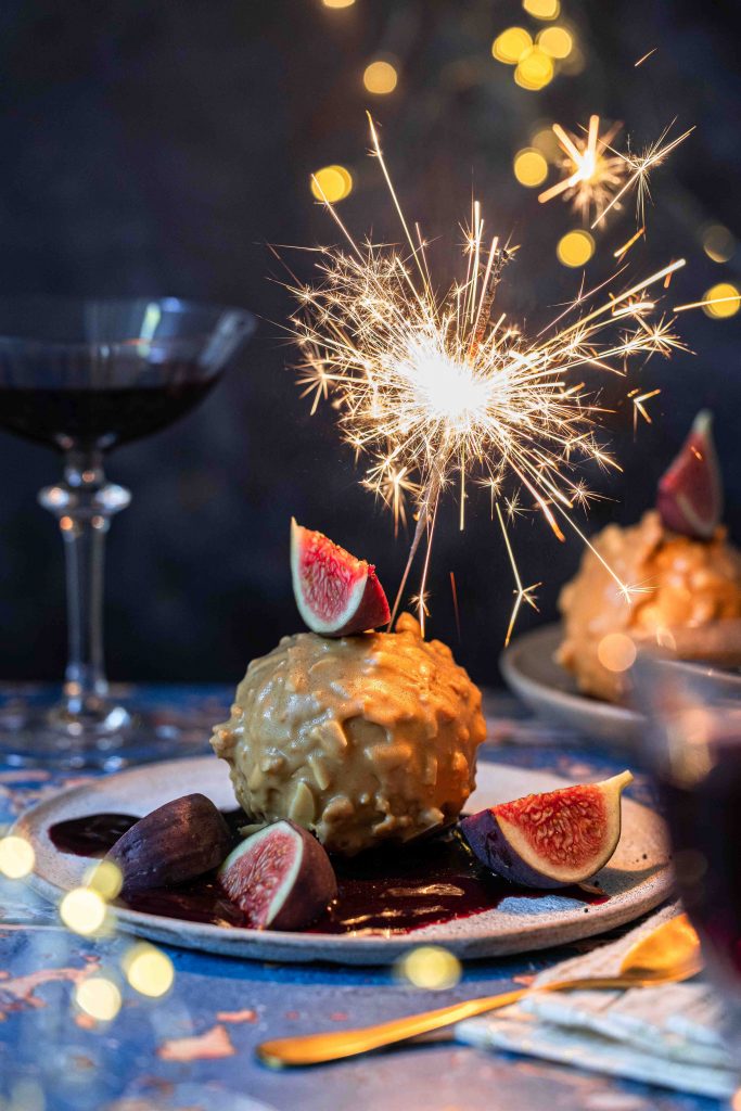 Mohnmousse mit Pflaumenfüllung im Knuspermantel | Rezept