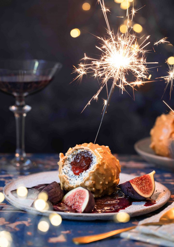 Mohnmousse mit Pflaumenfüllung im Knuspermantel | Rezept