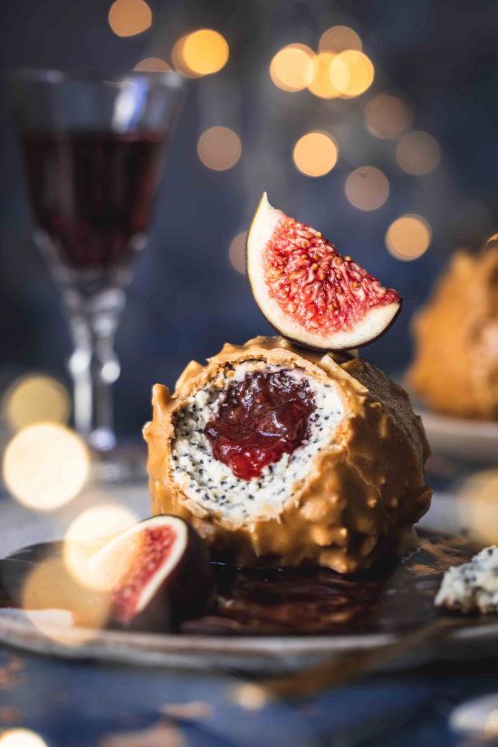 Mohnmousse mit Pflaumenfüllung im Knuspermantel | Rezept