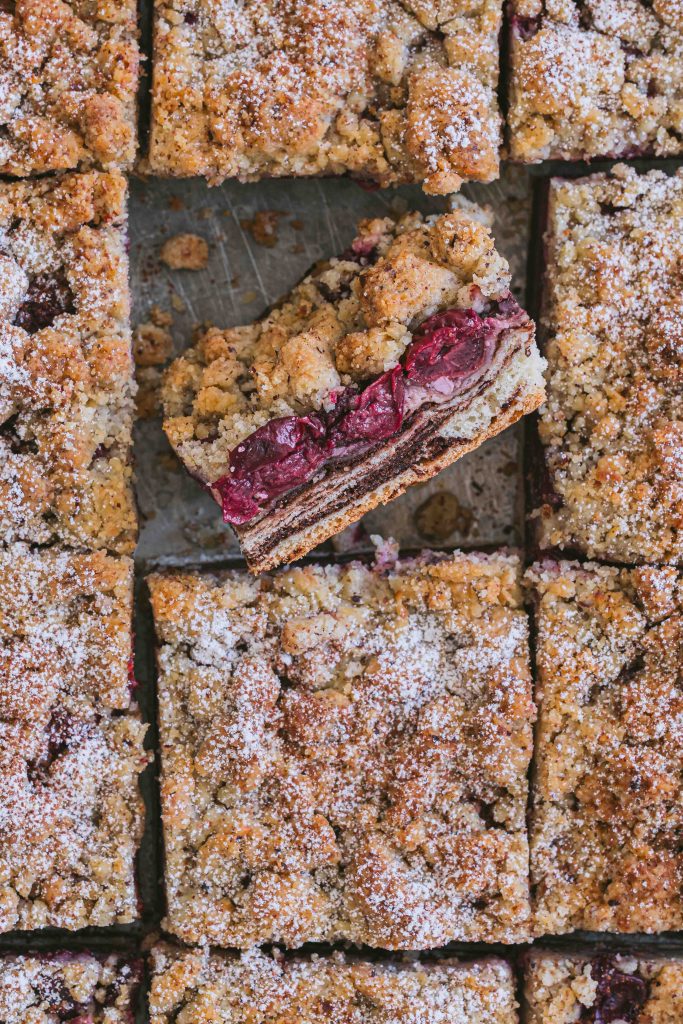 Kirschstreusel vom Blech mit Zwillingsteig | Rezept