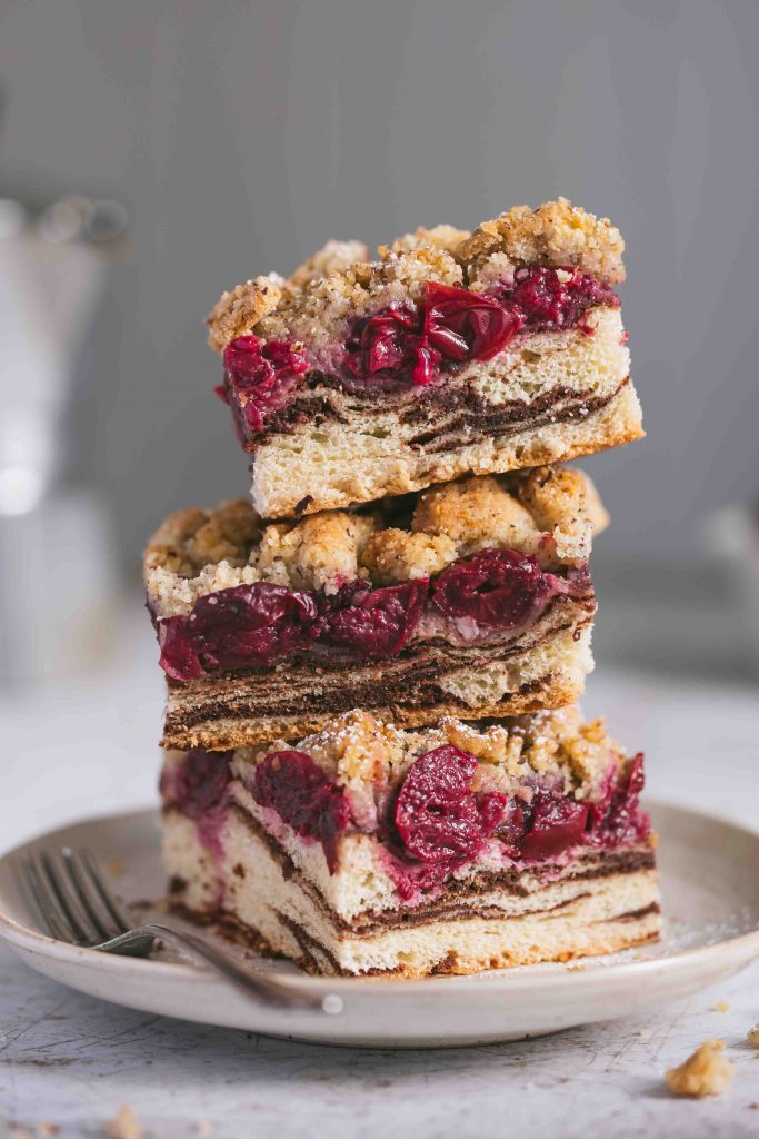 Kirschstreusel vom Blech mit Zwillingsteig | Rezept