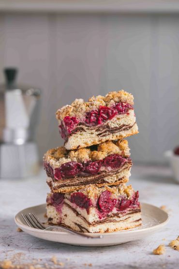 Kirschstreusel vom Blech mit Zwillingsteig | Rezept