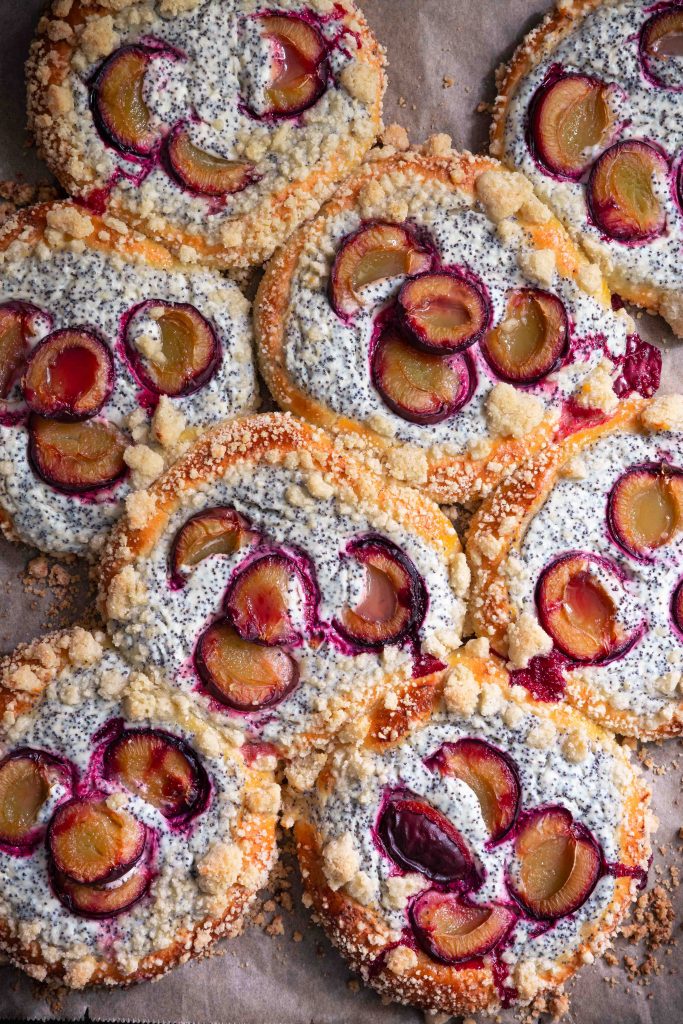 Zwetschgen-Streuseltaler mit Quark und Mohn | Rezept