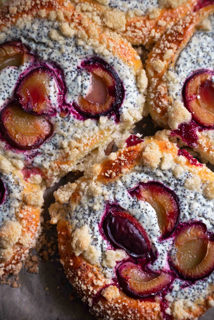Zwetschgen-Streuseltaler mit Quark und Mohn | Rezept